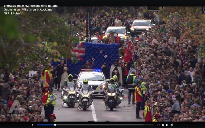   Viene celebrata una bandiera nazionale fatta di palloncini e la seguente colonna con gli eroi di Emirates Team New Zealand