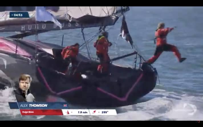   Partenza pochi minuti dopo la partenza, alle 14.20: i membri dell'equipaggio di Alex Thomson saltano giù da bordo