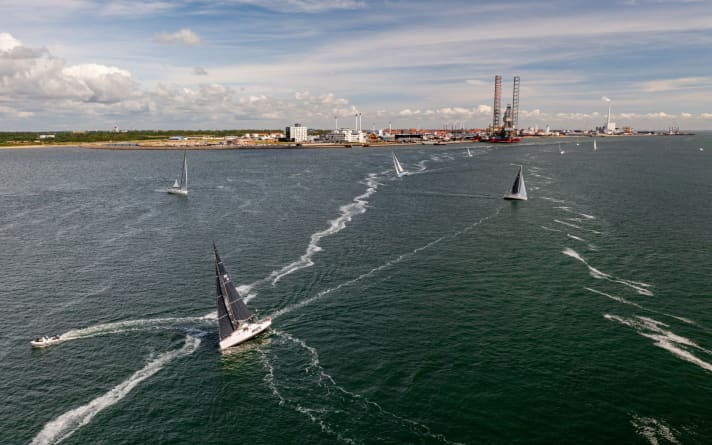   Les solitaires quittent ici le port de départ offshore danois d'Esbjerg.