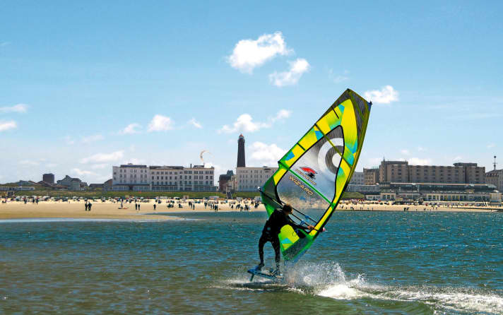 Mirror-smooth water within sight of beach chairs: The whole family will be happy on Borkum