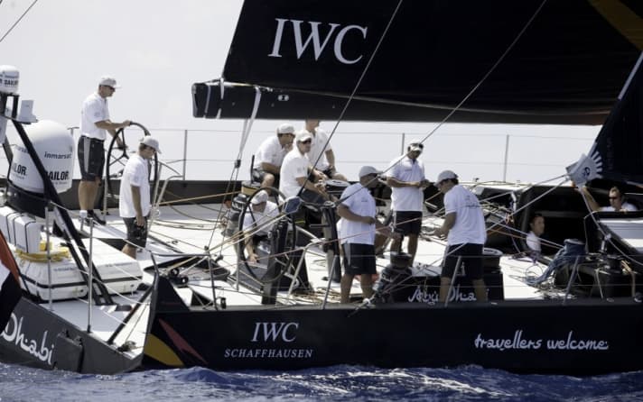   La voiture noire d'Abu Dhabi est commandée par le Britannique Ian Walker