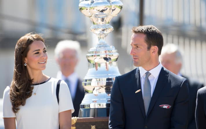   Un bagliore reale per l'eroe: Kate e Ben con l'America's Cup