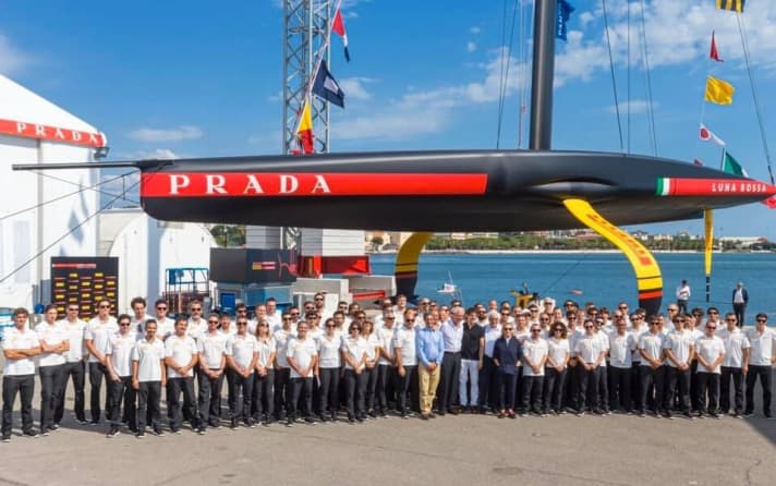   So hoffnungsfroh war das italienische Luna Rossa Prada Pirelli Team am 10. Oktober 2019 bei der Vorstellung der ersten neuen Cup-Yacht in den 36. America's Cup durchgestartet. Der heutige Tag (Freitag, der 13. März) markiert nach Bruch am Boot nun mit der Verschiebung oder Absage der Auftakt-Regatta der America's-Cup-Weltserie vor Cagliari ein eher schwarzes Kampagnen-Kapitel