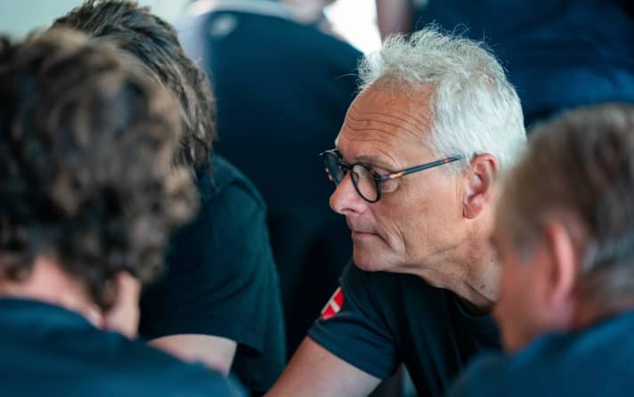   Martin Görge, propriétaire de "Hunky Dory", et l'équipage lors du briefing du skipper