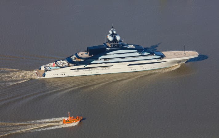 Adieu Lürssen: Die 141,60 Meter lange „Nord“ in Lotsenbegleitung auf dem Weg ins Mittelmeer. | r.