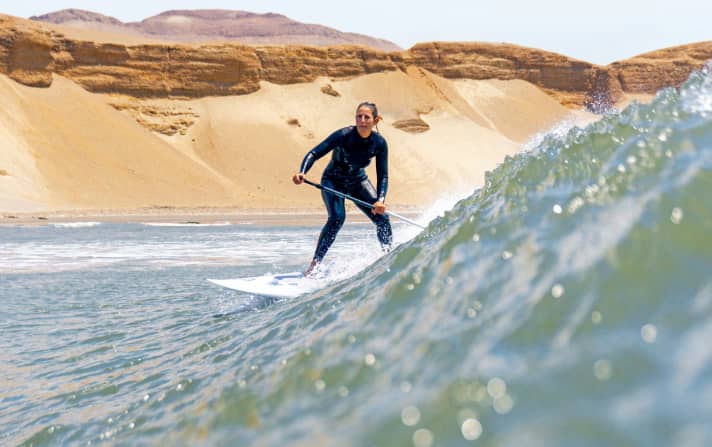 The wave runs forever in Chicama, but is tame enough to allow even non-professionals to make many turns.