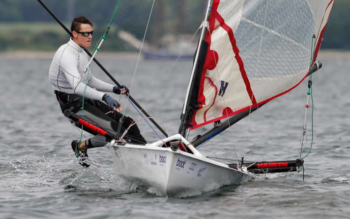   Frithjof Schwerdt guida con sicurezza la flotta della Kieler Woche di Musto Performance Skiffs dopo due vittorie e un secondo posto.