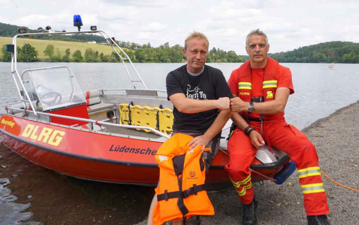 Maik (left) and Thomas from the DLRG work together to ensure SUP safety