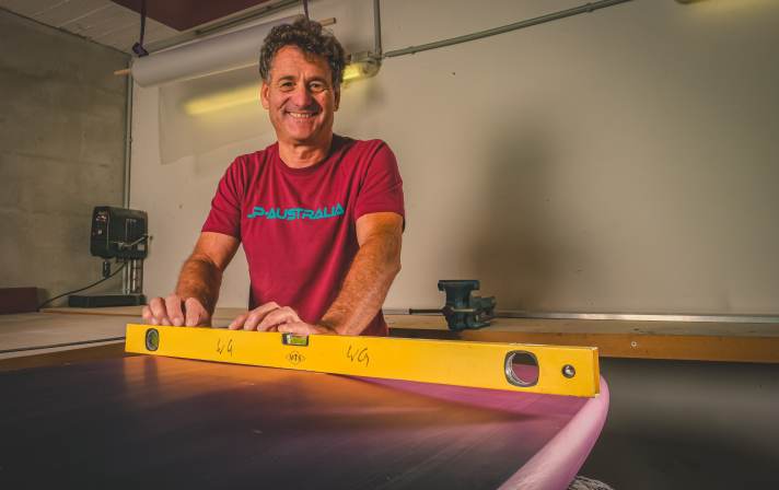 Werner Gnigler (hier mit einem Magic Ride) erklärt im Interview, wie er mit gezielt unterschiedlichem V-Shape in der Mittellinie des Boards eine andere Rocker-Kurve erreicht