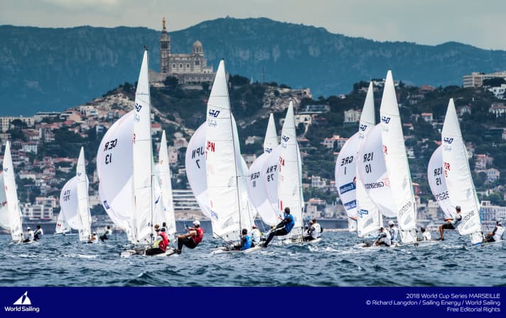   Links auf diesem schönen Bild von Marseille sind Malte Winkel und Matti Cipra mit ihrem 470er zu sehen