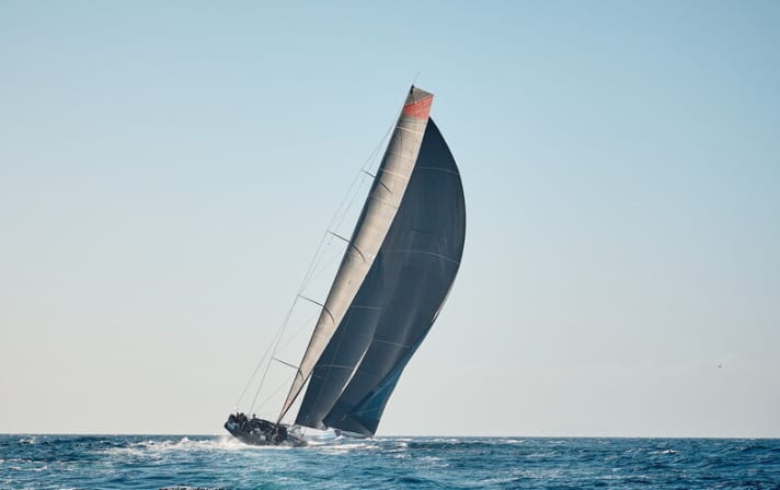   Le maxi de 100 pieds "Comanche", favori, s'est détaché du peloton peu après le départ.