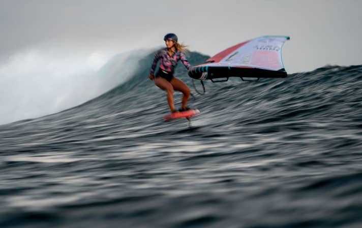 When riding waves, the wing drifts behind in the neutral position
