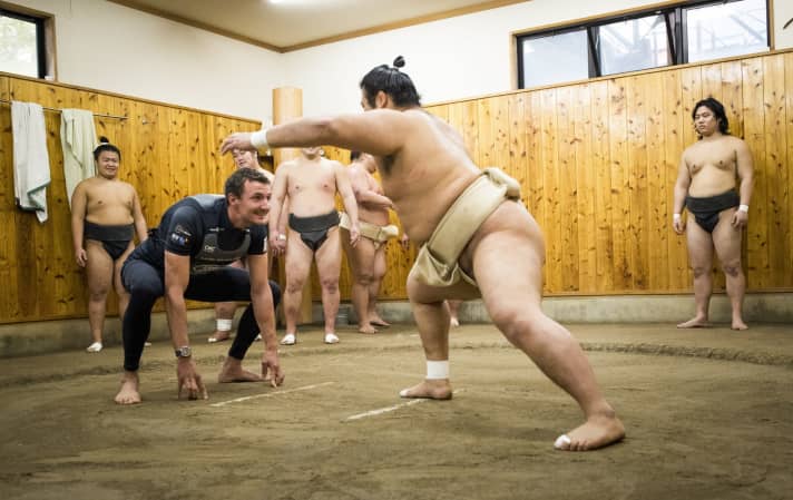   Le champion olympique de Finn-Dinghy Giles Scott a l'air en forme lors de son duel avec le lutteur de sumo japonais, mais peu de temps après, il est tout simplement poussé hors du tapis.