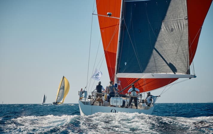   Premier équipage à quitter la transat : l'équipe de Shahid Hamid sur le Swan 58