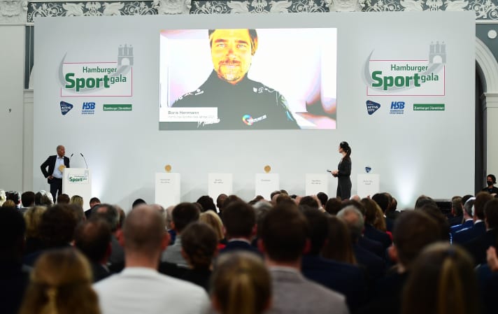   Pour la première fois depuis 2019, le gala sportif de Hambourg a eu lieu en direct et non en numérique. Lors de ce gala organisé par le Sénat de la ville libre et hanséatique de Hambourg, l'Association sportive de Hambourg et le "Hamburger Abendblatt", les invités ont pu assister à de nombreuses rencontres sportives passionnantes.