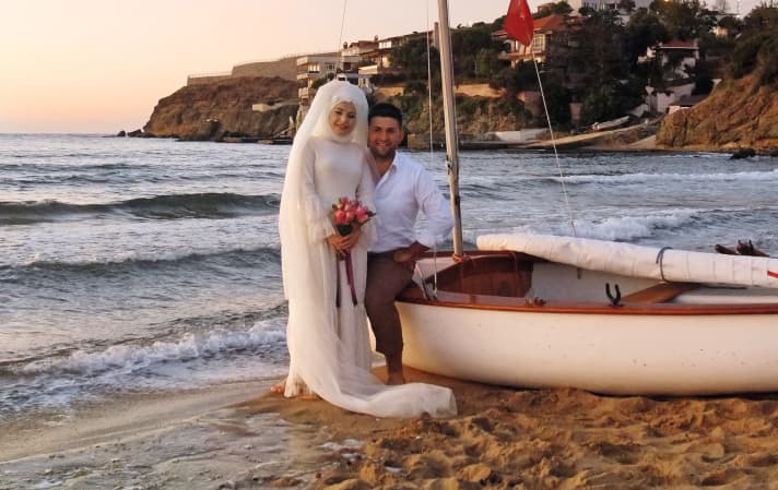  Un couple de jeunes mariés s'empare spontanément de l'"Omen". En contrepartie, le skipper est nourri et logé.