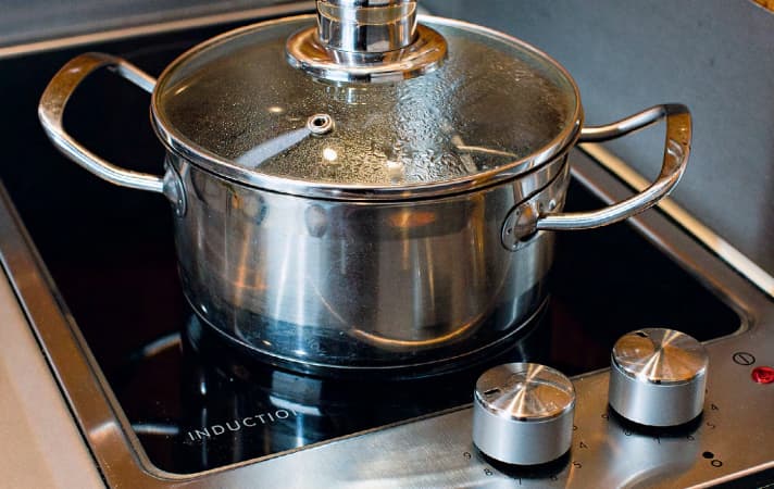 Elektroherde, die auch unterwegs über DC/AC-Inverter betrieben werden, verbrauchen jede Menge Strom