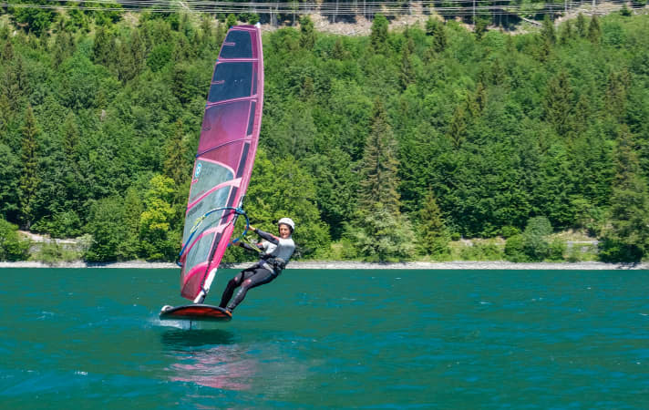 Ob mit dem langen Raceboard (Foto ganz oben) oder mit dem Foilboard wie am Walchensee (im Foto), Frank Spöttel ist mit 61 Jahren noch immer auf unterschiedlichen Boards aktiv.