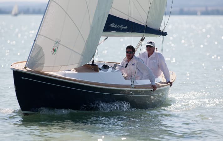   Mit neuem Rigg, neuem Deck und verlängertem Rumpf wird aus der Sudar ein hübscher Daysailer