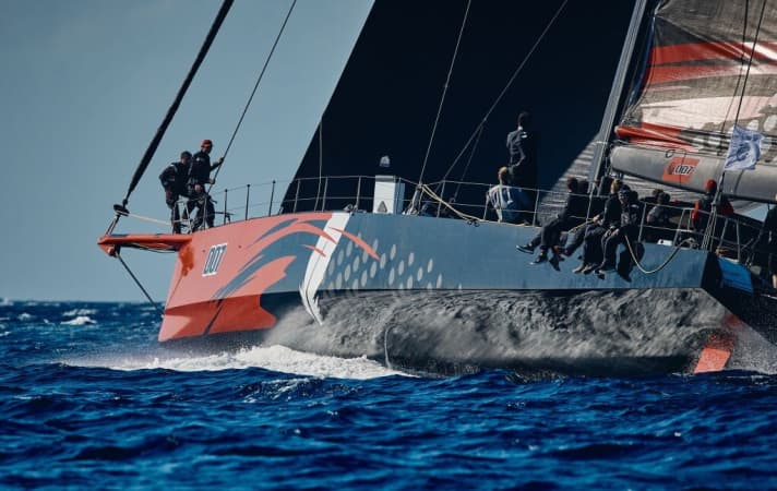   Le rapide "Comanche" navigue avec l'équipage du skipper Mitch Booth vers l'arrivée au large de la Grenade sur une trajectoire record.