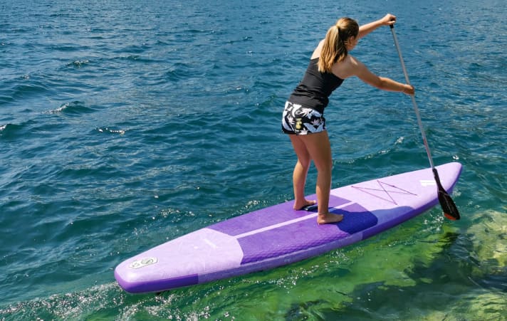 Das Board gleitet ohne spürbare Duchbiegung mit leicht erhobenem Bug.