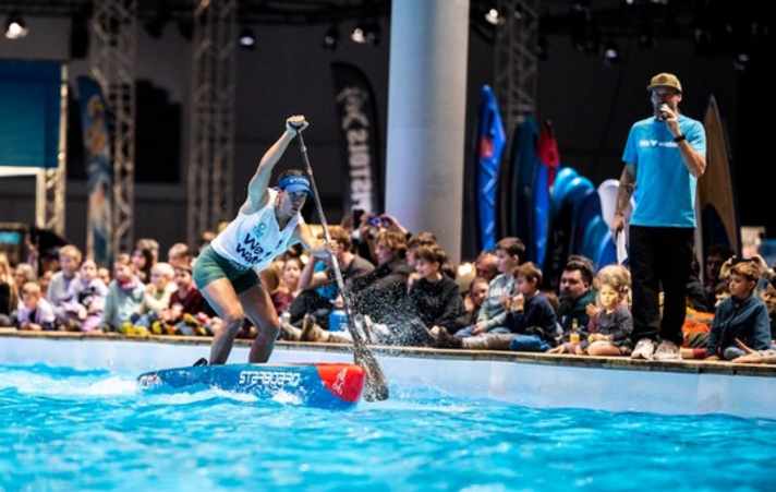 Defending champion Alba Frey paddles her way into the glide.