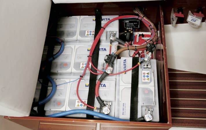 Solo i cavi di prova sono protetti da fusibili. Il flusso di corrente degli altri cavi non è limitato. In caso di cortocircuito, si sciolgono e l'incendio non è lontano.