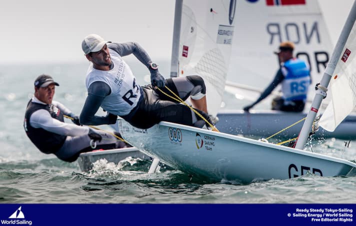   Diese interessante "Jagdszene" hat der spanische Fotograf Jesus Renedo bei der olympischen Testregatta 2019 in Japan festgehalten, als hätte er etwas geahnt: Da hat der spätere australische Olympiasieger Matt Wearn den vor ihm liegenden Philipp Buhl im Visier