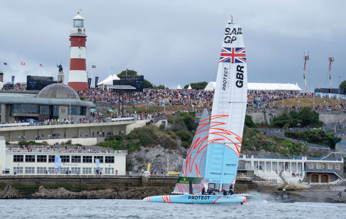 L'interesse degli spettatori era alto al SailGP di Plymouth. Qui il team di Ben Ainslie sta prendendo la parata ...