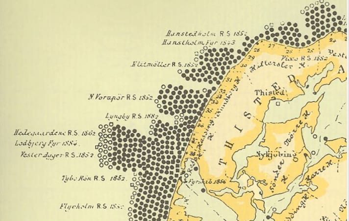 Cimitero delle navi: la mappa storica mostra la costa vicino a Thyboron, sulla costa danese del Mare del Nord. Ogni punto nero rappresenta la perdita di una nave dal 1858 al 1882.