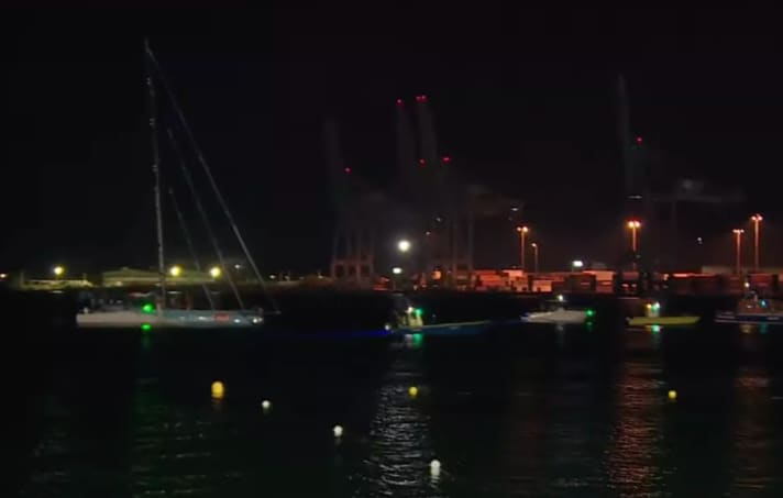 Ruyants „LinkedOut“ lief begleitet von Siegergesängen und Blitzlichtgewitter in den Zielhafen von Pointe-à-Pitre ein