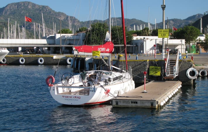   Der neue Anleger vor der Passpolizei in Marmaris