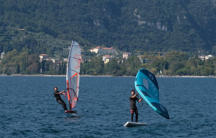 At 10 to 12 knots, the wing carries itself. This is the wind range from which you can also "foil" later on.
