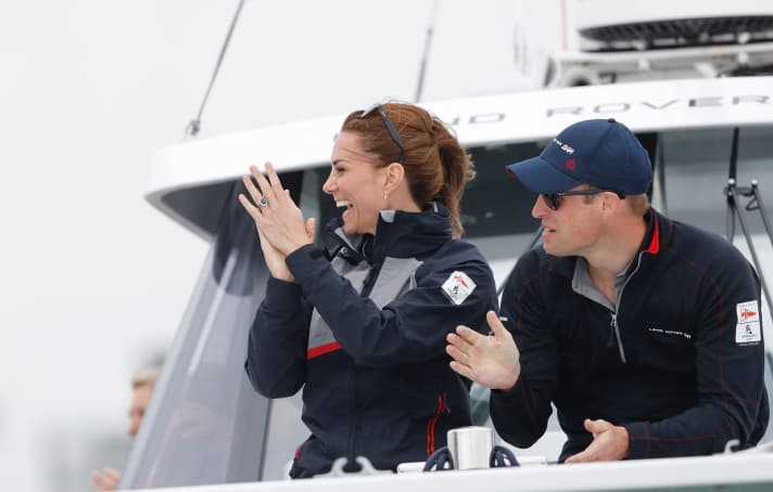   Es gibt eindeutig lästigere PR-Termine als die des Fan-Daseins für das britische Team Land Rover BAR: Kate und WIlliam, Herzogin und Herzog von Cambridge, bejubeln den Sieg ihrer Favoriten