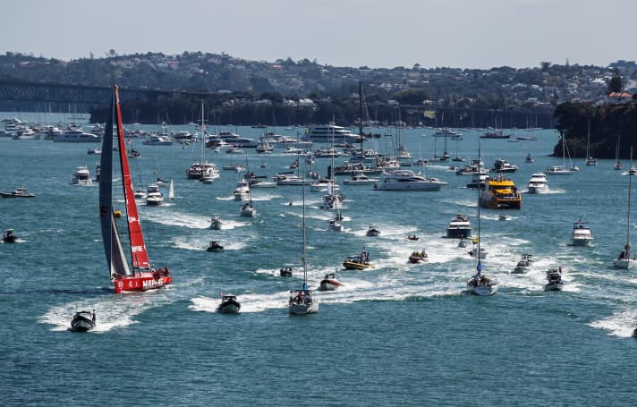   Die Szenerie erinnerte an glorreiche America's-Cup-Zeiten: Zehntausende Fans erlebten das InPort-Rennen von Auckland auf dem Wasser und an Land mit
