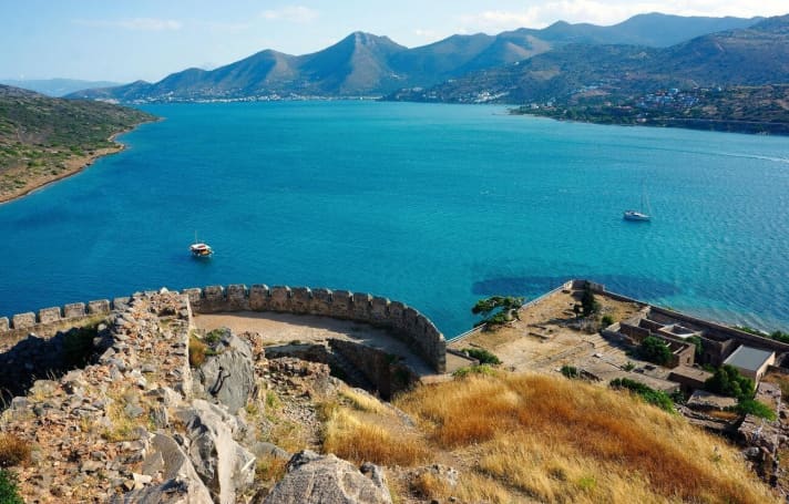   Vue de l'ancienne île de la lèpre sur le mouillage dans le lagon de Spinalonga