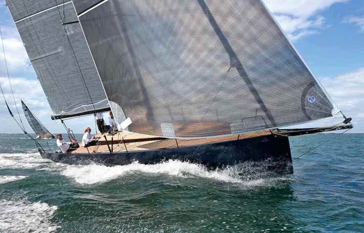 Longueur de la coque : 12,00 m ; largeur : 4,00 m ; tirant d'eau quille pivotante : 1,25-3,00 m ; poids : 4,5.