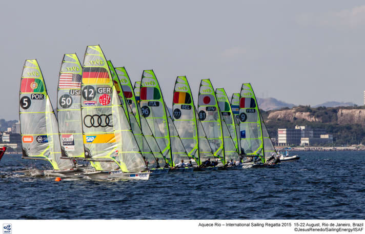   Gelungener Steuerbord-Start für Erik Heil und Thomas Plößel im 49er-Feld