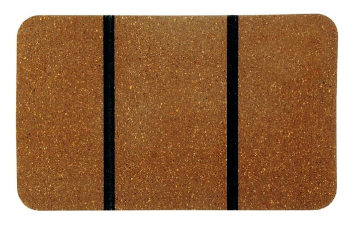   Der Belag Atlanteak des Herstellers Treadmaster wird aus einem Gummi-/Kork-Verbundwerkstoff gefertigt und kommt aufgerollt daher. Das Material ist etwa 3 mm dick, der Quadratmeterpreis liegt bei rund 145 € (via <a href="http://svb.de/" target="_blank" rel="noopener noreferrer nofollow">svb.de</a> )