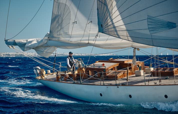   De retour dans la course après une réparation réussie du pilote automatique : Faïaoahé" de Remy Gerin du Yacht Club de France, co-organisateur de la course