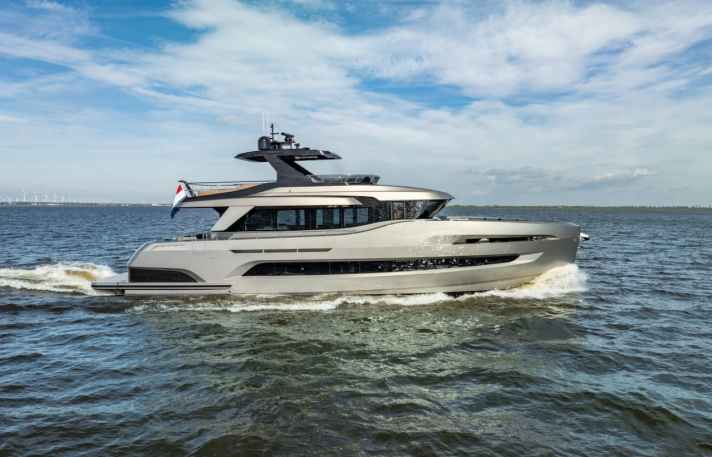 Xtreme 78 Fly is the latest model from the Holtermann shipyard. The 23.96 metre long semi-glider is made of aluminium and has a speed of 28 knots.