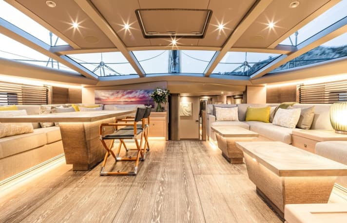 Accueillant : Adam Lay est connu pour ses intérieurs chaleureux et confortables. Des tons de terre doux dominent également dans le salon "Liara", le designer d'intérieur britannique a fait vieillir les surfaces en bois manuellement et à grands frais. | n.