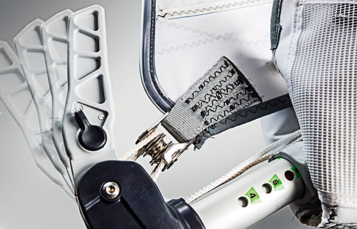 "Klack" "Klack" "Klack" – das war früher. Der neue Mechanismus der North Sails Power.XT 2.0 schont die Ohren und die Mechanik. Beim Entspannen nimmt der Hebel die Kraft sanft auf, die Rolle springt nicht mehr lautstark um.