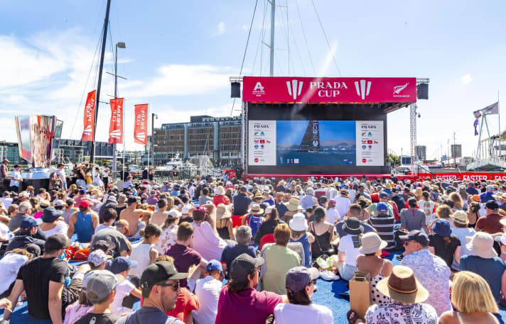   Auckland, paradis de la Coupe : les Néo-Zélandais n'ont actuellement aucun problème de Corona, avec une politique de quarantaine stricte. Les fans ont pu profiter du spectacle de la voile sous un soleil estival sans aucun souci.