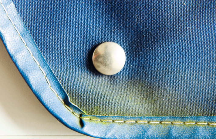 Le macchie di alghe e di stucco devono essere rimosse.