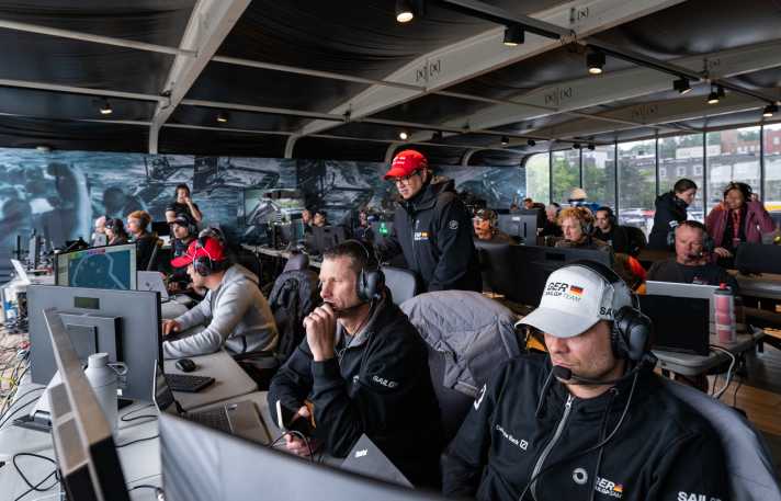 Concentration maximale : vue de la "Coach Booth" lors de l'événement SailGP à Halifax