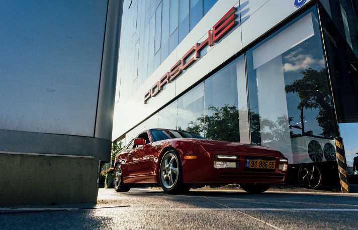 Kunde in spe? Einen neuen Porsche will sich Yaroslav nicht leisten. Zum Händler pflegt er trotzdem Kontakt, der lädt die Sammler vom Club gern zu Events ein. | Fotograf: Jonas Opperskalski