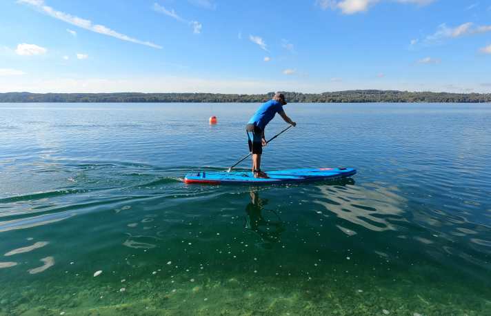 Der kompakte Tourer liegt auch bei über 80 Kilo Paddler und flottem Tempo nahezu gerade im Wasser.