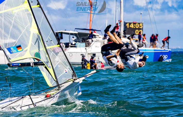   Jesus Renedo a capturé ce classique parce qu'il savait pertinemment que les médaillés de bronze allemands en 49er, Erik Heil et Thomas Plößel, le referaient après 2016 s'ils terminaient dans le trio de tête : leur double salto de joie - cette fois non pas dans les eaux de la baie de Guanabara au Brésil, comme en 2016, mais dans celles de la baie de Sagami au Japon.
