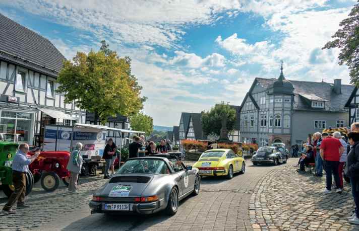 Der heilige Petrus schaut wohlwollend von seinem Brunnen auf die Porsche-Parade im hübschen Fachwerkstädtchen Hallenberg